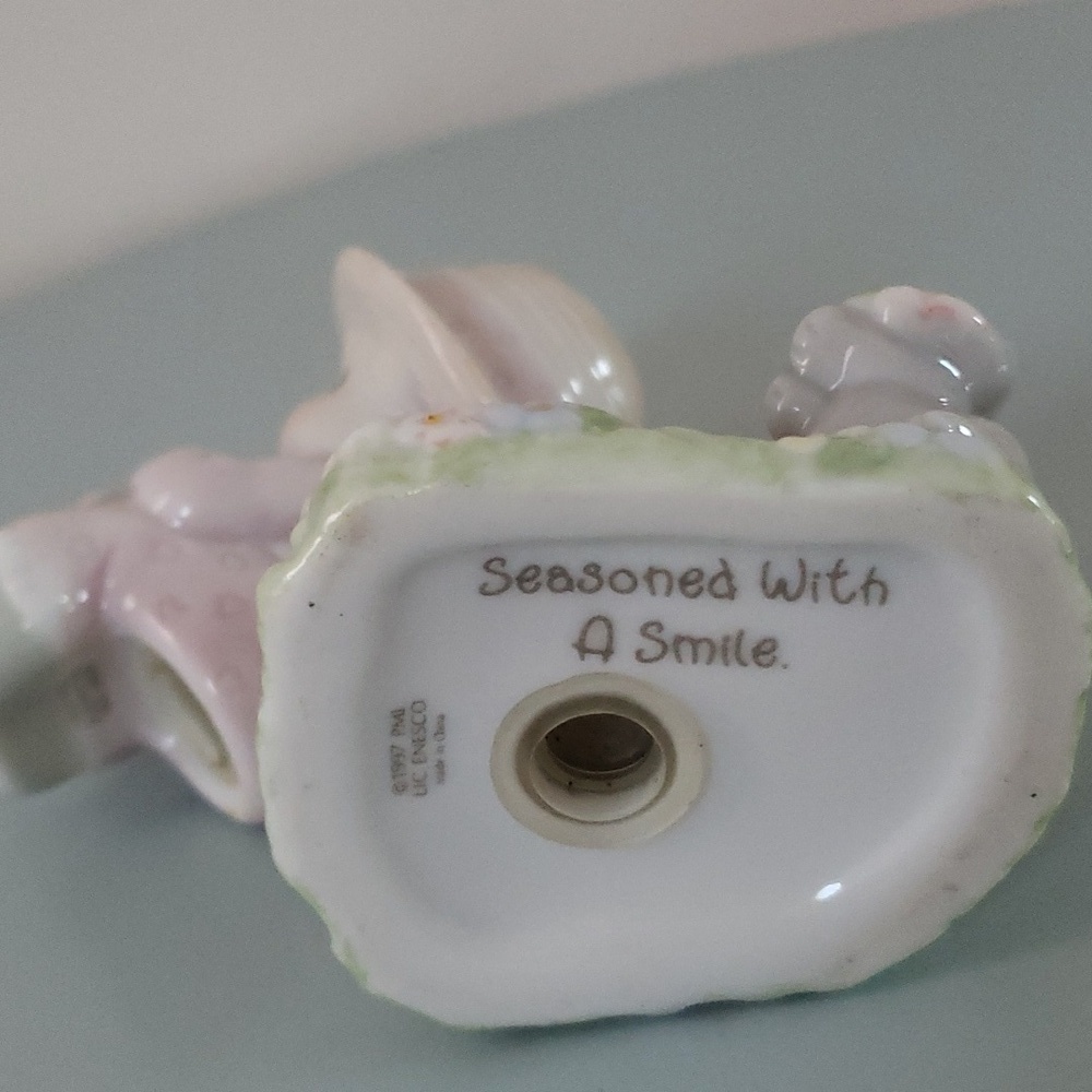 Precious Moments - Seasoned with a Smile - Enesco Salt and Pepper Shakers. - Picture 14 of 16